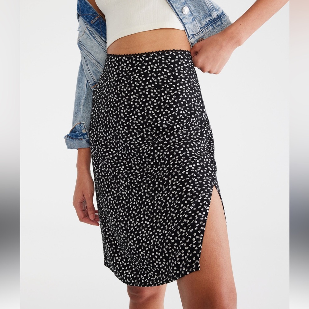 Aeropostale Floral high waisted slip skirt Zipper Back Side Slit Size Medium
